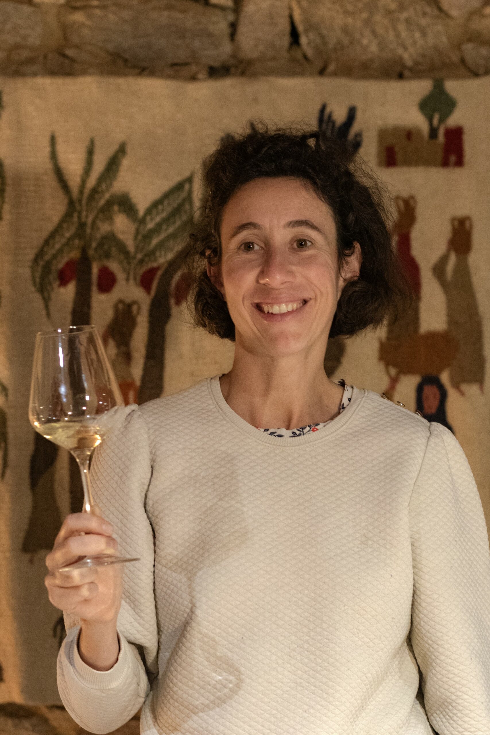 formatrice tenant un verre de vin