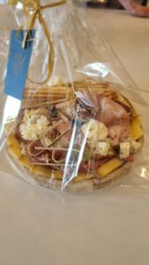 plateau de fromages et charcuterie pour accompagner le vin