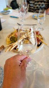 verre de vin et plateau de fromages lors d’une dégustation à Saint-Yrieix-la-Perche