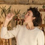 formatrice tenant un verre de vin